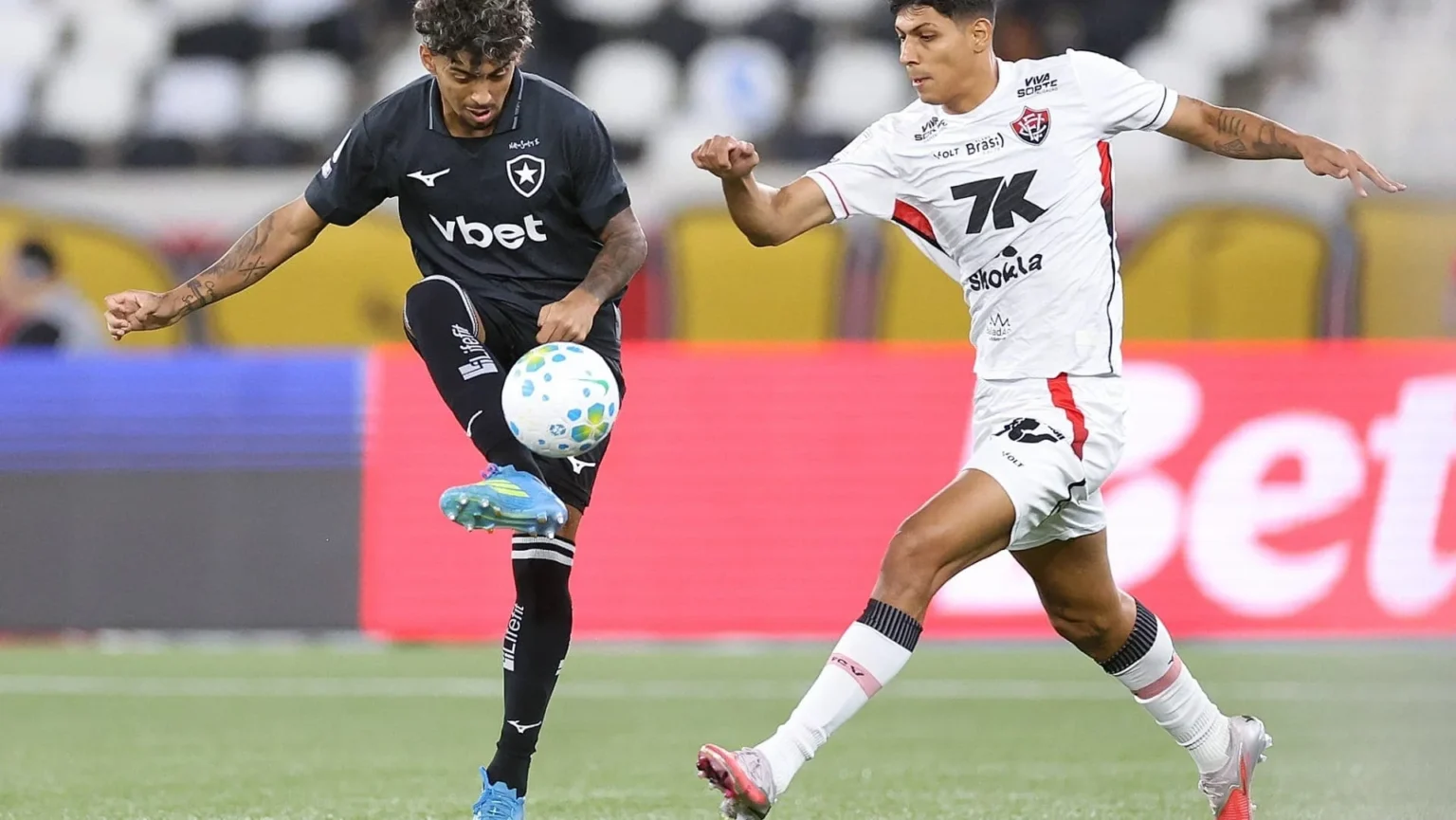 Botafogo e Vitória empatam sem gols e definem futuro de Danilo na Série A Botafogo e Vitória empatam sem gols e definem futuro de Danilo na Série A