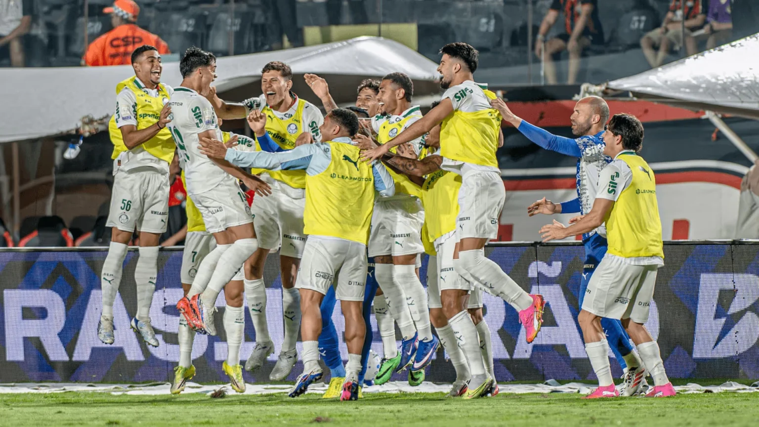 Palmeiras domina Vitória com goleada e amplia liderança no Brasileirão